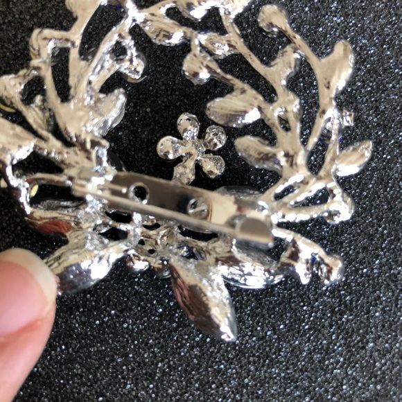 Crystal Brooch Pin in Blue. NEW - Picture 7 of 8